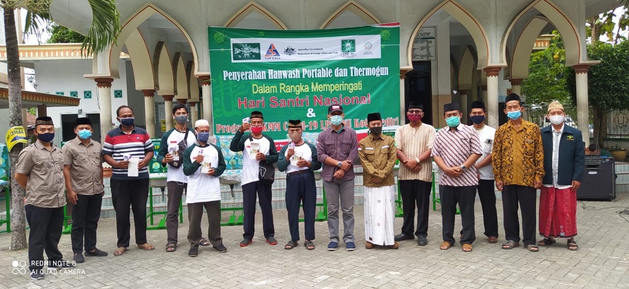 LPBI NU Kota Kediri memberikan bantuan peralatan protokol kesehatan kepada kelurahan. (Foto: Fendhy Plesmana/Ngopibareng.id)