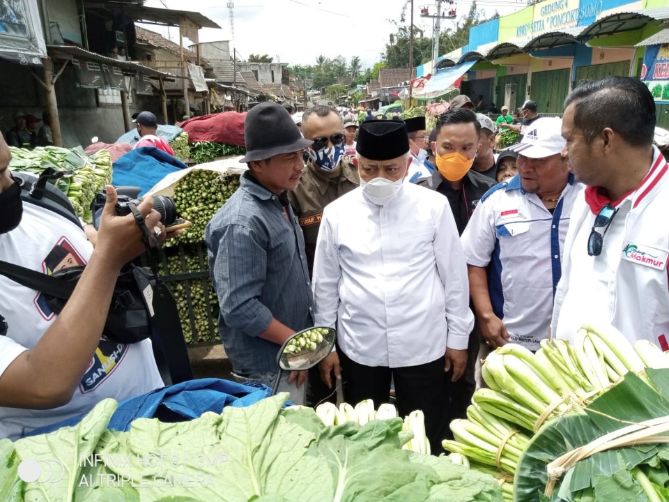 Cabup petahana Malang, Muhammad Sanusi saat kampanye di Pasar Pakis, Malang. (Foto: Lalu Theo/Ngopibareng.id)