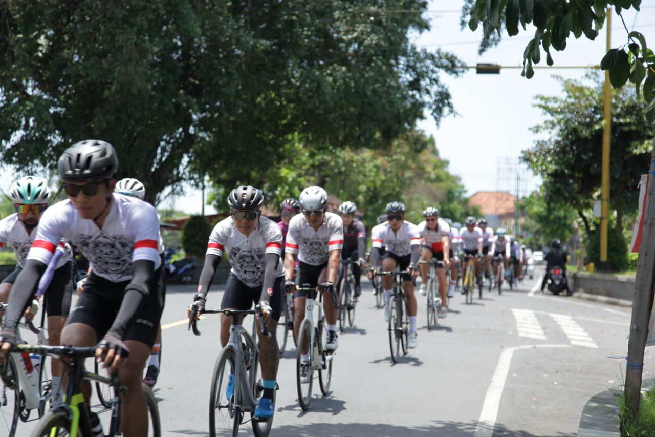 Tour de Bali, turing tahunan Barong Cycling Team sekaligus pelepasan Mohammad Ridwan yang pindah tugas. (Foto: Istimewa)