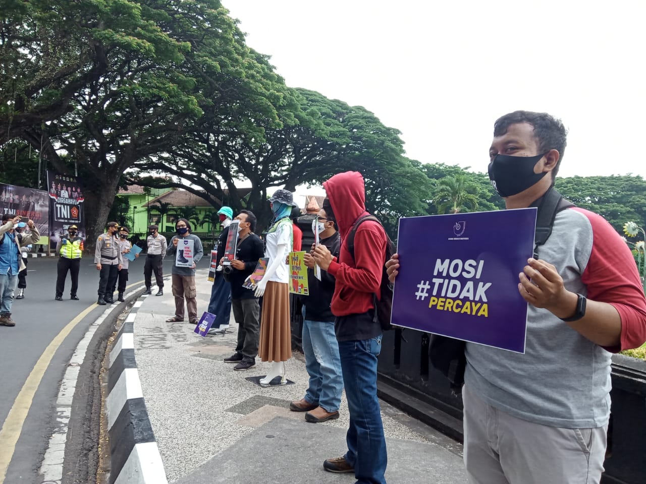 Aksi diam dari Aliansi Solidaritas Jurnalis Malang Raya di Alun-Alun Tugu, Kota Malang. (Foto: Lalu Theo/Ngopibareng.id)
