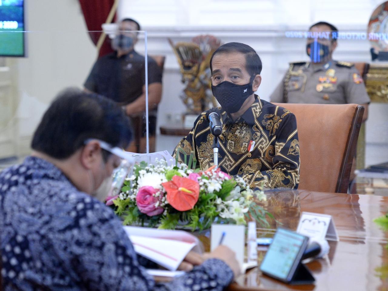 Presiden Joko Widodo saat pimpin Rapat Terbatas terkait persiapan vaksin Covid-19. (Foto: Setpres)