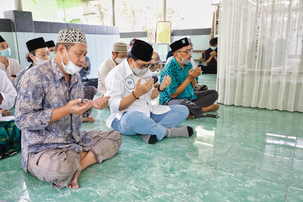 Cawali Surabaya, Machfud Arifin ketika melakukan doa bersama dengan Keluarga Ndresmo usai ziarah di  Makam Sayyid Ali Asghor Basyaiban, Surabaya, Senin 19 Oktober 2020. (Foto: Fariz Yarbo/Ngopibareng.id)