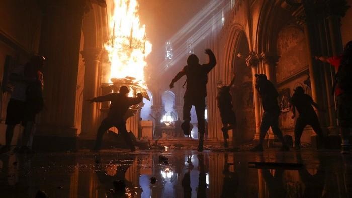 Aksi demonstrasi di Ibukota Chile berakhir rusuh. Massa aksi membakar sejumlah gereja. (Foto: AP Photo)