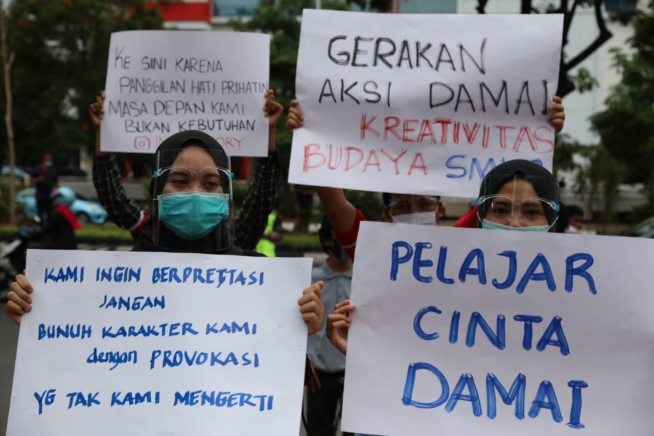 Pelajar SMK di Semarang aksi cinta damai. (Foto: Ist/Ngopibareng.id)