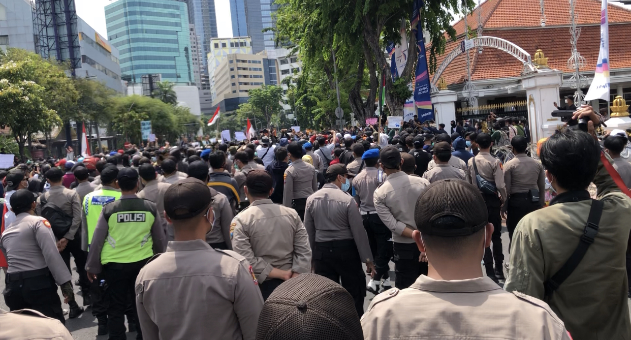 Ribuan personel polisi yang diterjunkan di Gedung Negara Grahadi, Surabaya. Massa menggelar demo Tolak Omnibus Law. (Foto: Andhi Dwi/Ngopibareng.id)