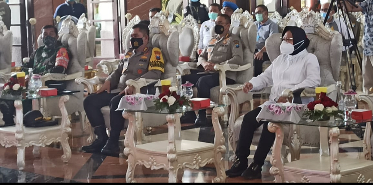 Walikota Surabaya, Tri Rismaharini ketika bertemu dengan Kapolda Jatim, Irjen Pol M. Fadil Imran di Balai Kota Surabaya. (Foto: Andhi Dwi/Ngopibareng.id) 