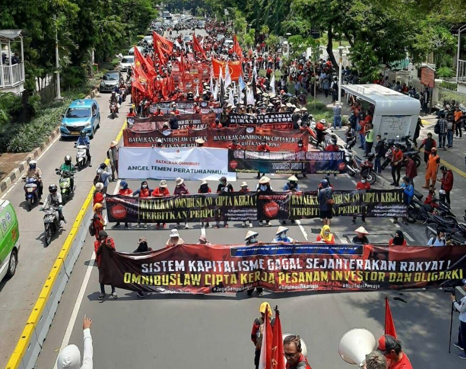 Aksi unjuk rasa BEM SI bergerak menuju Patung Kuda Jl Medan Merdeka Barat Jakarta Pusat. Aksen menujul Istana Merdeka ditutup berier dan kawat berduri. ( Foto: Asmanu/ngopibareng.id)