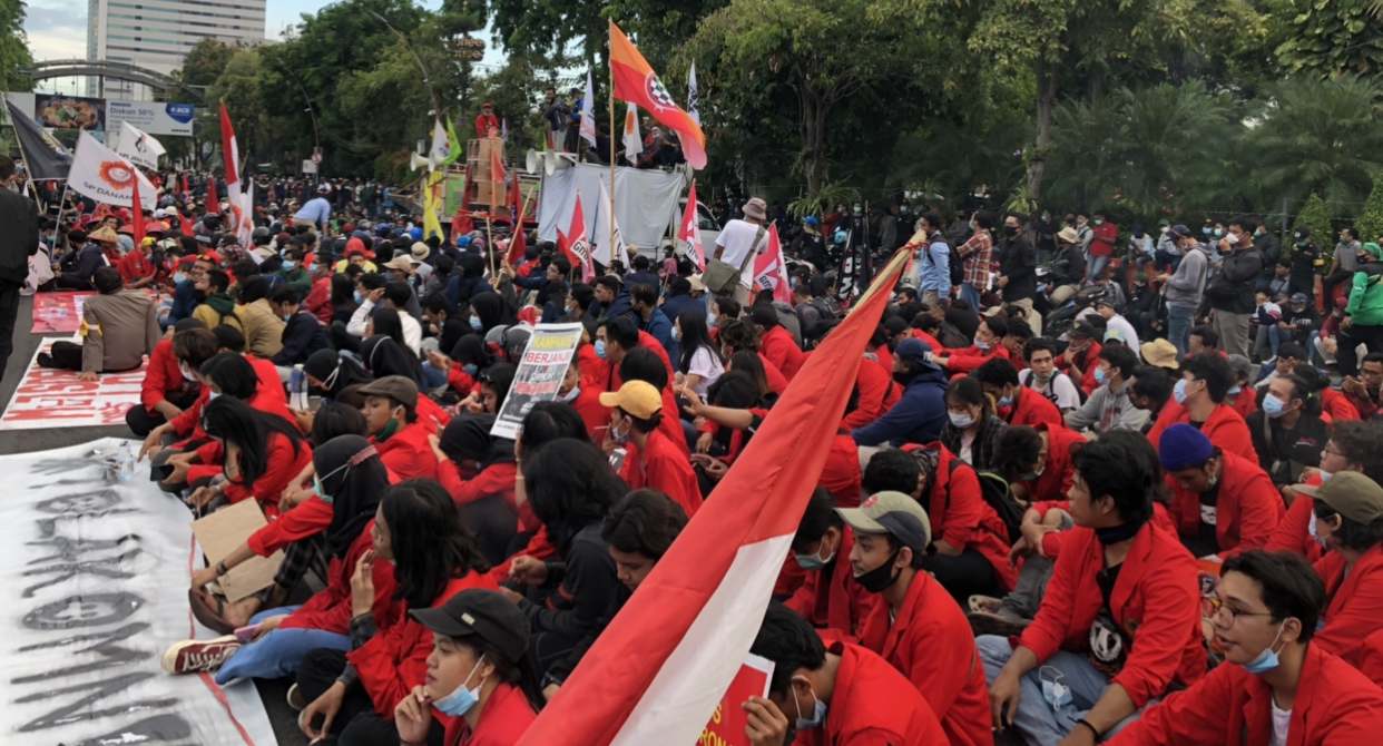 Demo Tolak Omnibus Law lanjutan, ribuan massa aksi damai di depan Gedung Negara Grahadi (Foto: Andhi Dwi/ Ngopibareng.id)