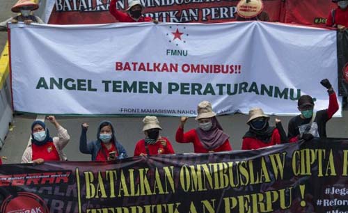 Aksi  unjuk rasa di Jakarta hari ini, Selasa, berjalan tertib, dengan spanduk antara lain berbunyi; Angel temen Peraturanmu. Sulit sekali peraturanmu. (Foto: Antara)