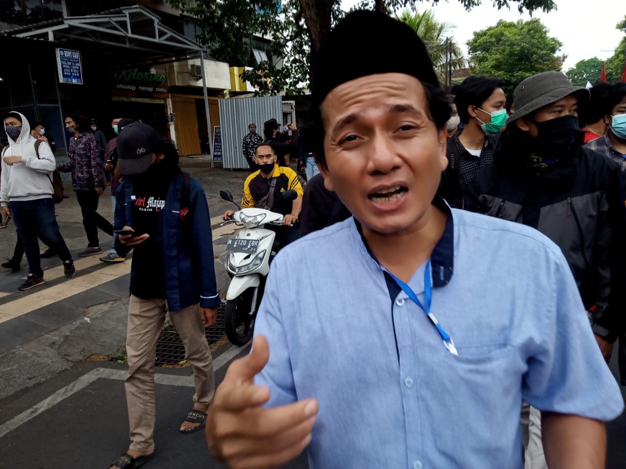 Ketua Komite Pusat Solidaritas Perjuangan Buruh Indonesia (SPBI) Andi Irfan saat ditemui pada aksi tolak Omnibus Law di Kota Malang (Foto: Lalu Theo/ngopibareng.id)