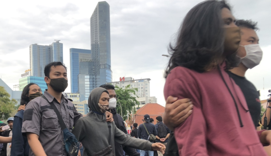 Massa demo tolak Omnibus Law yang ditangkap di Gedung Negara Grahadi, pada Selasa, 20 Oktober 2020 (Foto: Andhi Dwi/Ngopibareng.id)
