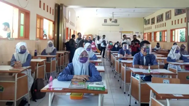 Simulasi kegiatan belajar-mengajar tatap muka di SMPN 8 Kota Malang (Foto: Lalu Theo/ngopibareng.id)