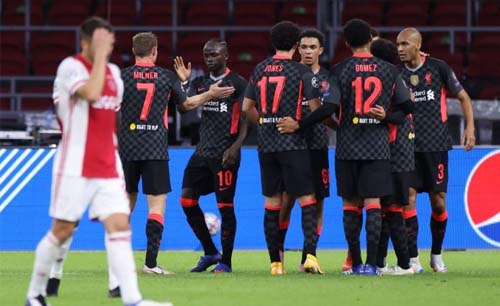 Para pemain Liverpool merayakan kemenangan atas Ajax pada pertandingan perdana Liga Champions, di Johan Cruijff Arena, Amsterdam, Belanda, Kamis dini hari. (Foto:Reuters)