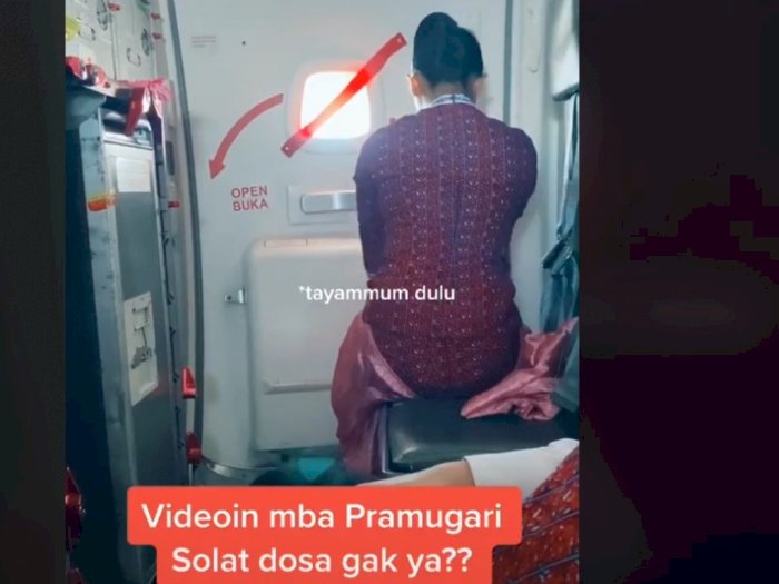  Viral  Pramugari  Lion  Air  Menjalankan Salat di Sela sela Tugas