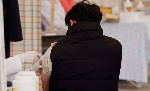 Seorang pemuda sedang disuntuk vaksin flu di sebuah rumah sakit di Seoul, Korsel. Sampai Rabu ada 13 warga Korea Selatan meninggal usai disuntik vaksin flu. (Foto:Yonhap)