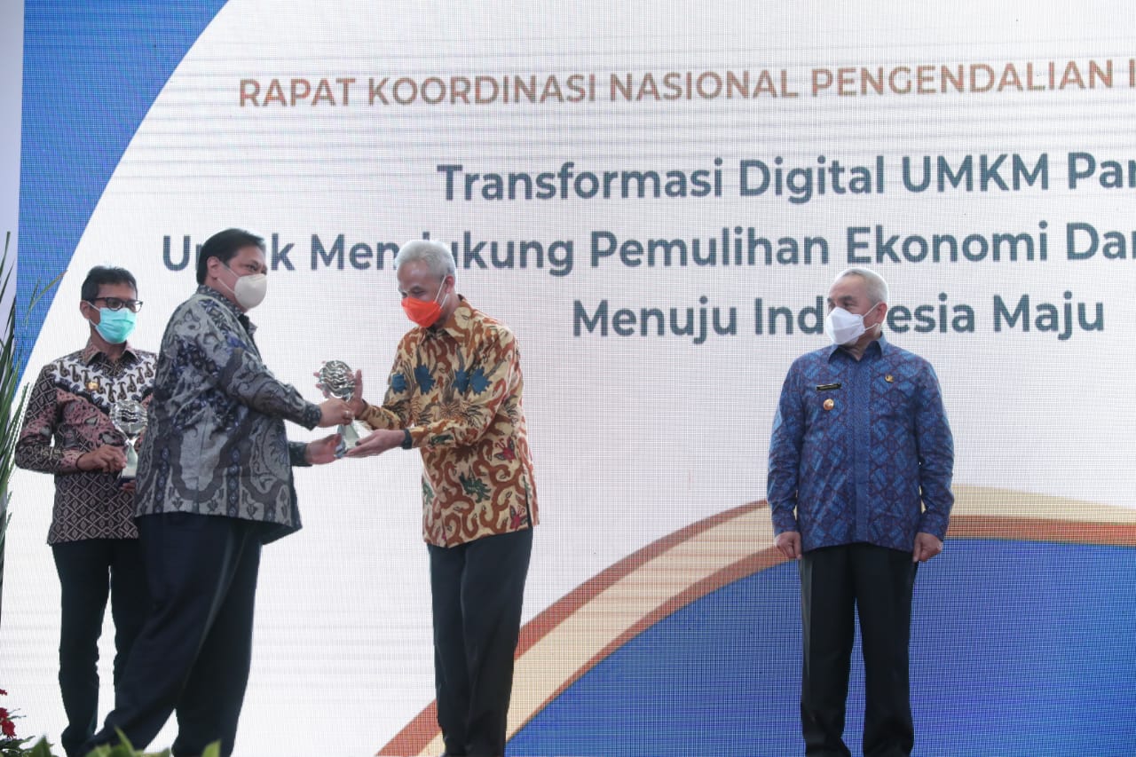 Gubernur Ganjar Pranowo menerima penghargaan pengendali inflasi daerah. (Foto: Ist/Ngopibareng.id)