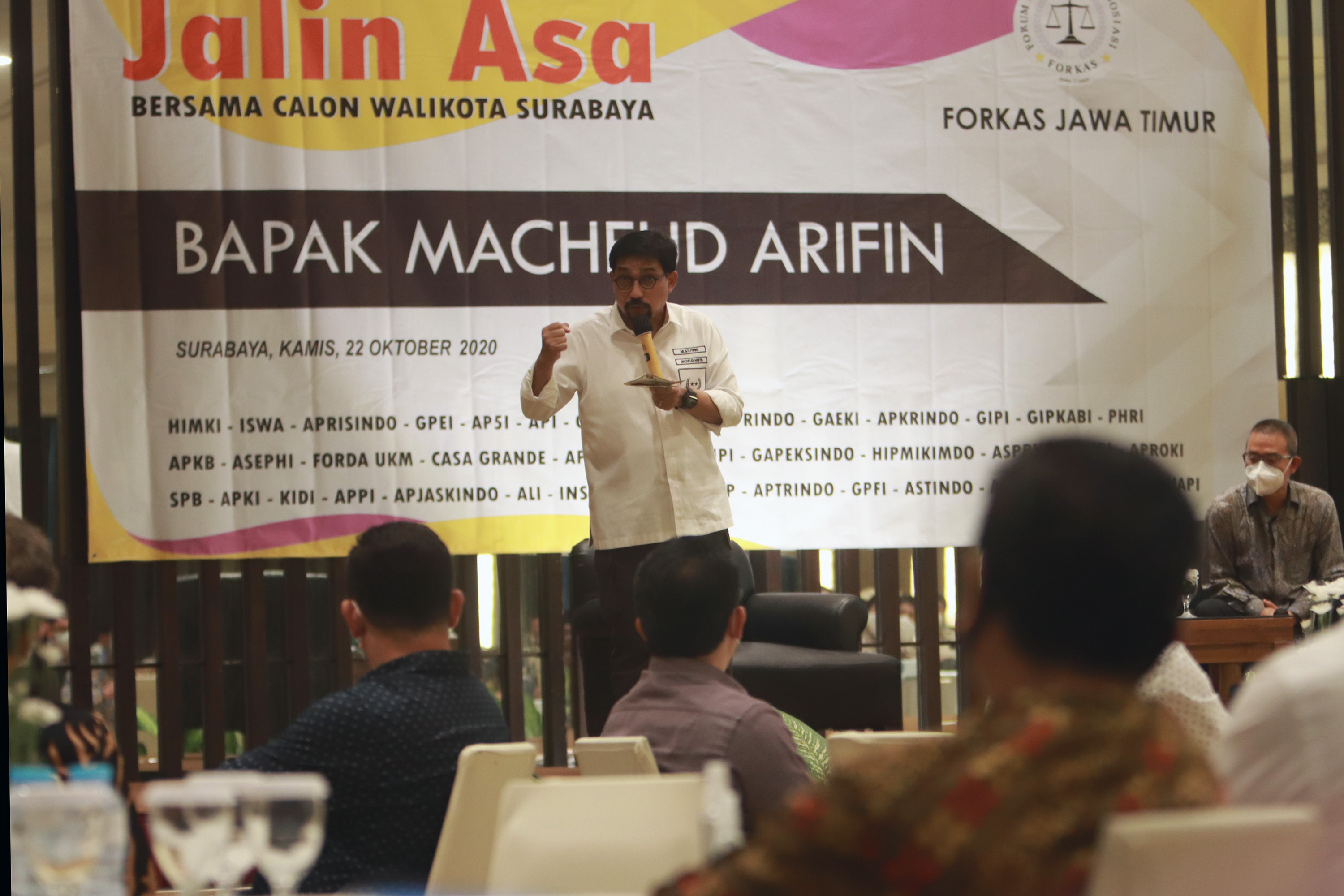 Cawali Surabaya, Machfud Arifin menyampaikan program dalam pertemuannya dengan Forkas Jatim di Hotel Bumi, Surabaya, Kamis 22 Oktober 2020. (Foto: Fariz Yarbo/Ngopibareng.id)