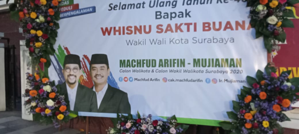 Rangkaian bunga ucapan selamat ulang tahu wakil walikota Surabaya, Whisnu Sakti dari Machfud Arifin-Mujiaman. (Foto: Istimewa)