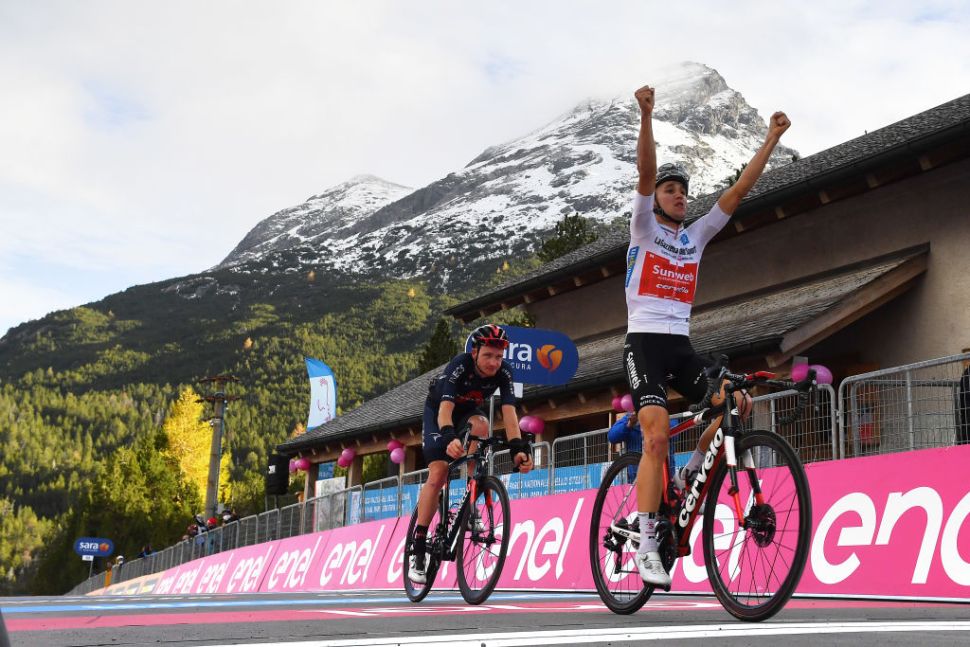 Jai Hindley (Team Sunweb) berhasil sprint mengalahkan Tao Geoghegan Hart (Ineos Grenadiers) di   etape 18 Giro d'Italia. (Istimewa)