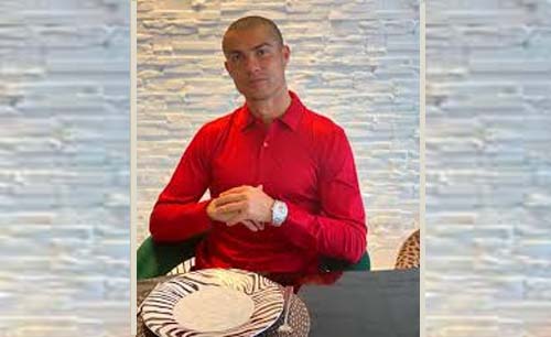 Andalan Juventus Christiano Ronaldo masih dinyatakan positif corona.  Hari Kamis, Ronaldo memposting foto dirinya yang lain di media sosial, duduk di meja sebelum makan. (Foto:Instagram)