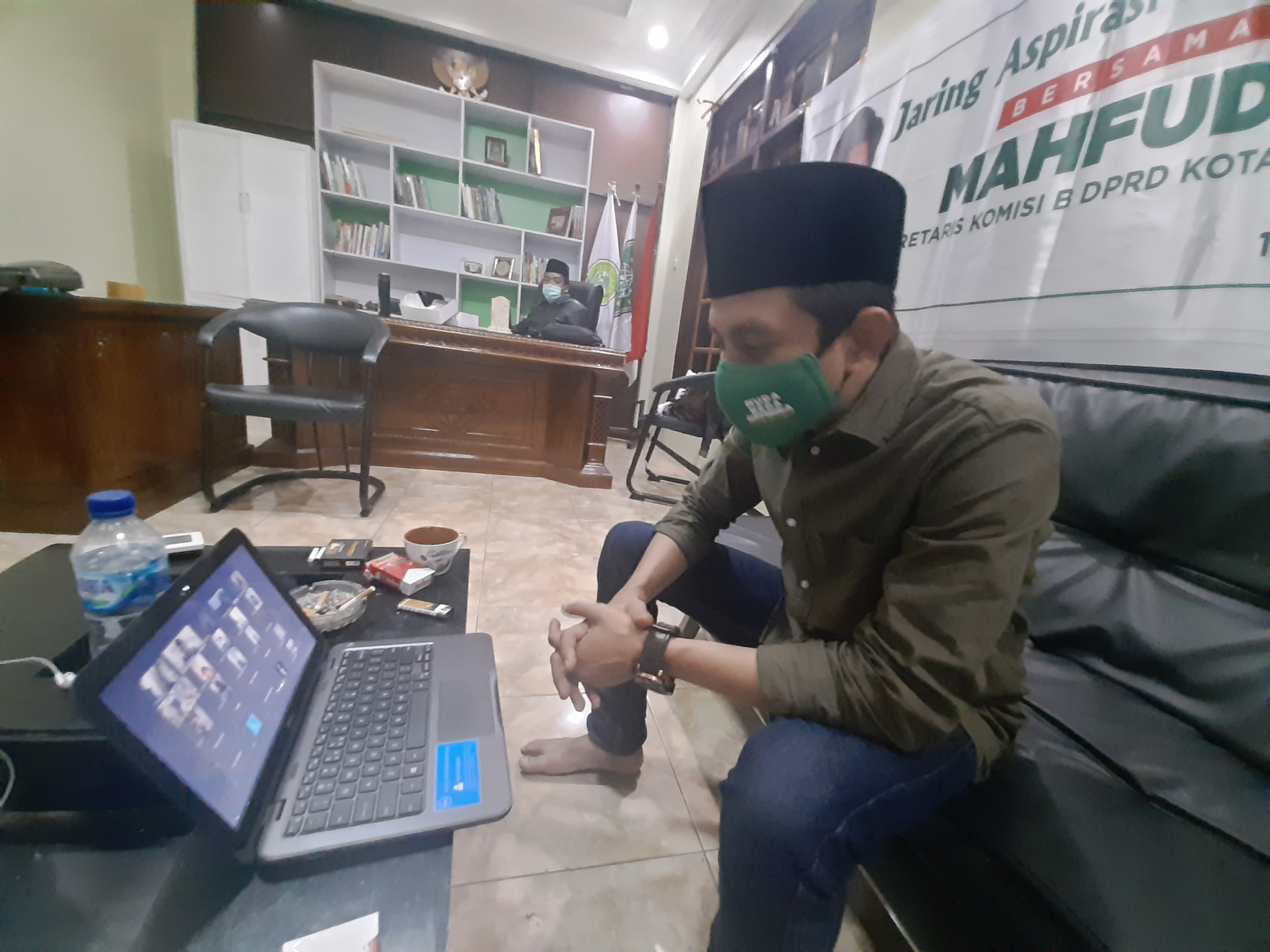 Wakil ketua Fraksi PKB DPRD Kota Surabaya, Mahfudz, ketika menggelar reses online di kantor DPC PKB Kota Surabaya. (Foto: Alief Sambogo/Ngopibareng.id)