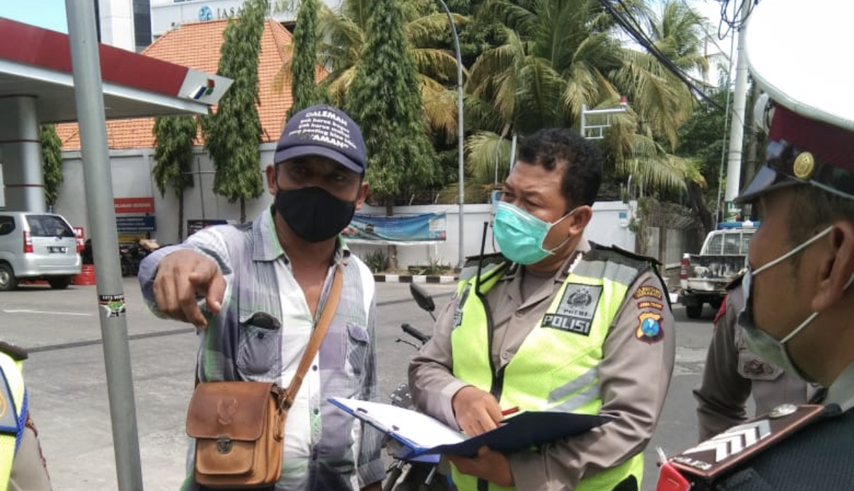 Polisi saat memintai keterangan saksi mata, atas kejadian tabrakan antara bus dan sepeda motor di sekitar Jalan Diponegoro, Surabaya. (Foto: Dok. Polrestabes Surabaya)