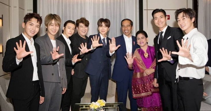 Super Junior pose bersama Presiden Joko Widodo (Jokowi) dan Ibu Negara Iriana Jokowi saat mereka bertemu di Korea Selatan. (Foto: SM Entertainment)