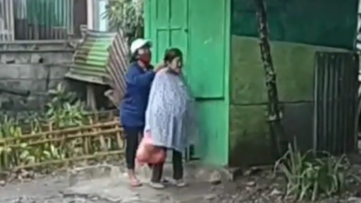 Tangkapan layar video dugaan pemukulan kepada lansia di Kota Malang (Foto: istimewa)
