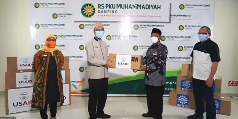Mission Director USAID Ryan Washburn menyerahkan secara simbolis bantuan APD kepada Muhammadiyah. (Foto: Istimewa)
