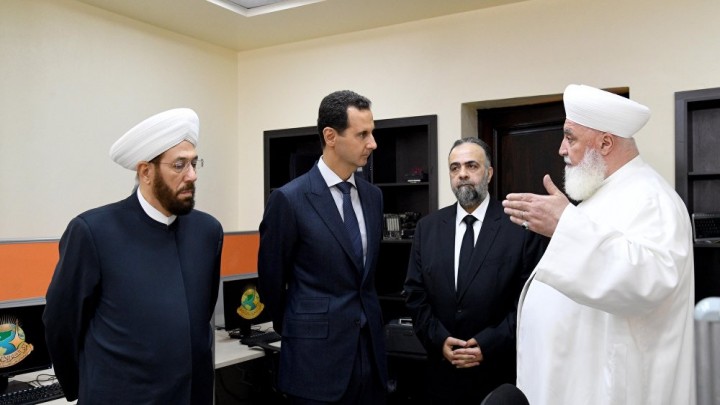 Syekh Muhammad Adnan Al-Afyouni saat dialog bersama Presiden Suriah Bashar Assad. (Foto: Istimewa)
