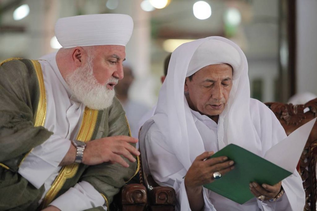 Syekh Muhammad Adnan Al-Afyouni bersama Habib Luthfi bin Yahya, keduanya Tokoh Ulama Sufi dunia. (Foto: Istimewa)