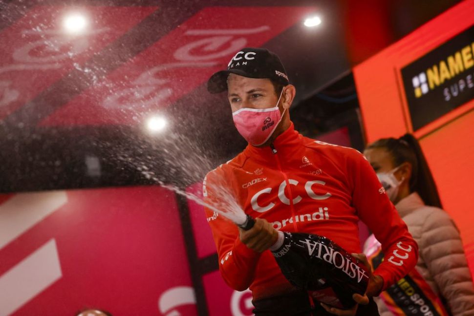 Josef Cerny merayakan kemenangannya di etape 19 Giro d'Italia. (Foto: Istimewa)