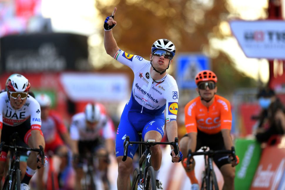 Sam Bennett (Deceuninck-QuickStep) memenangkan etape 4 Vuelta a Espana dengan adu sprint. (Foto: Istimewa)