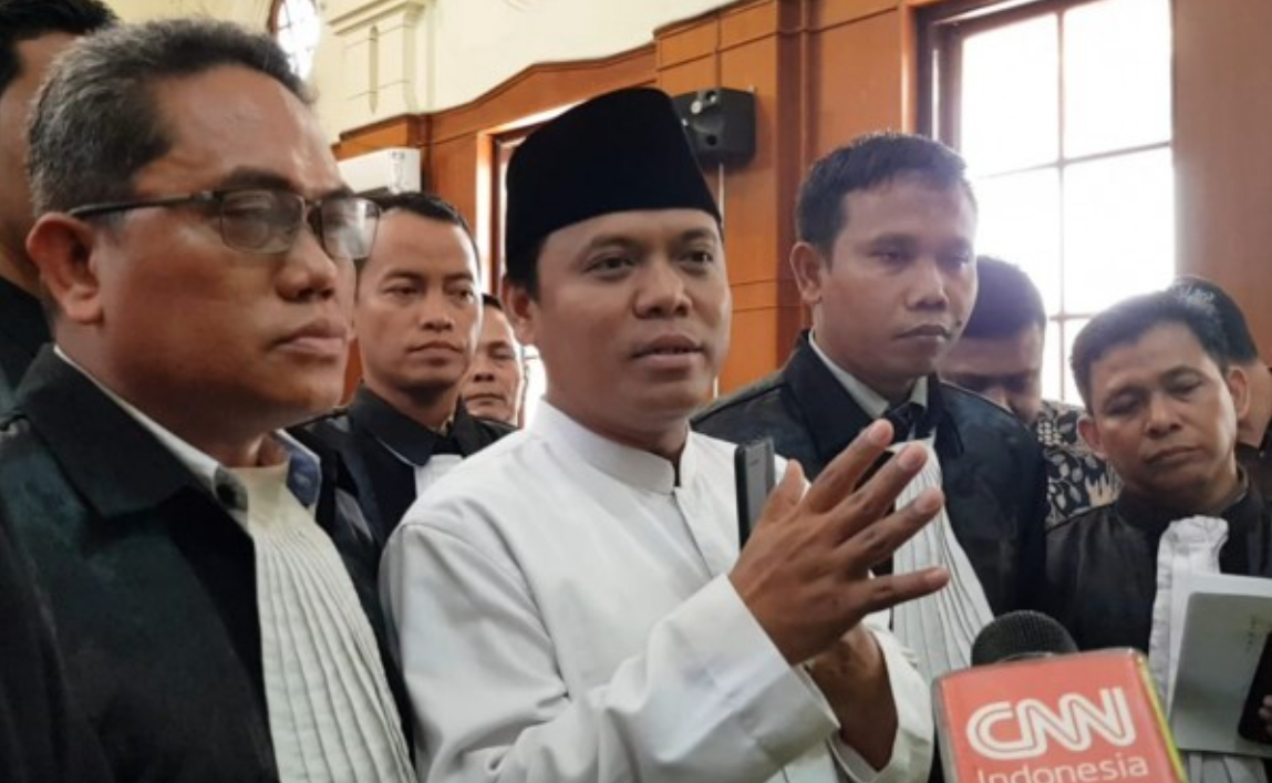 Sugi Nur Raharja (Gus Nur) memberi keterangan pasca persidangan putusan di Gedung PN Surabaya, Jalan Arjuno, Kamis 24 Oktober 2019. (Foto: Fariz Yarbo/Ngopibareng.id)