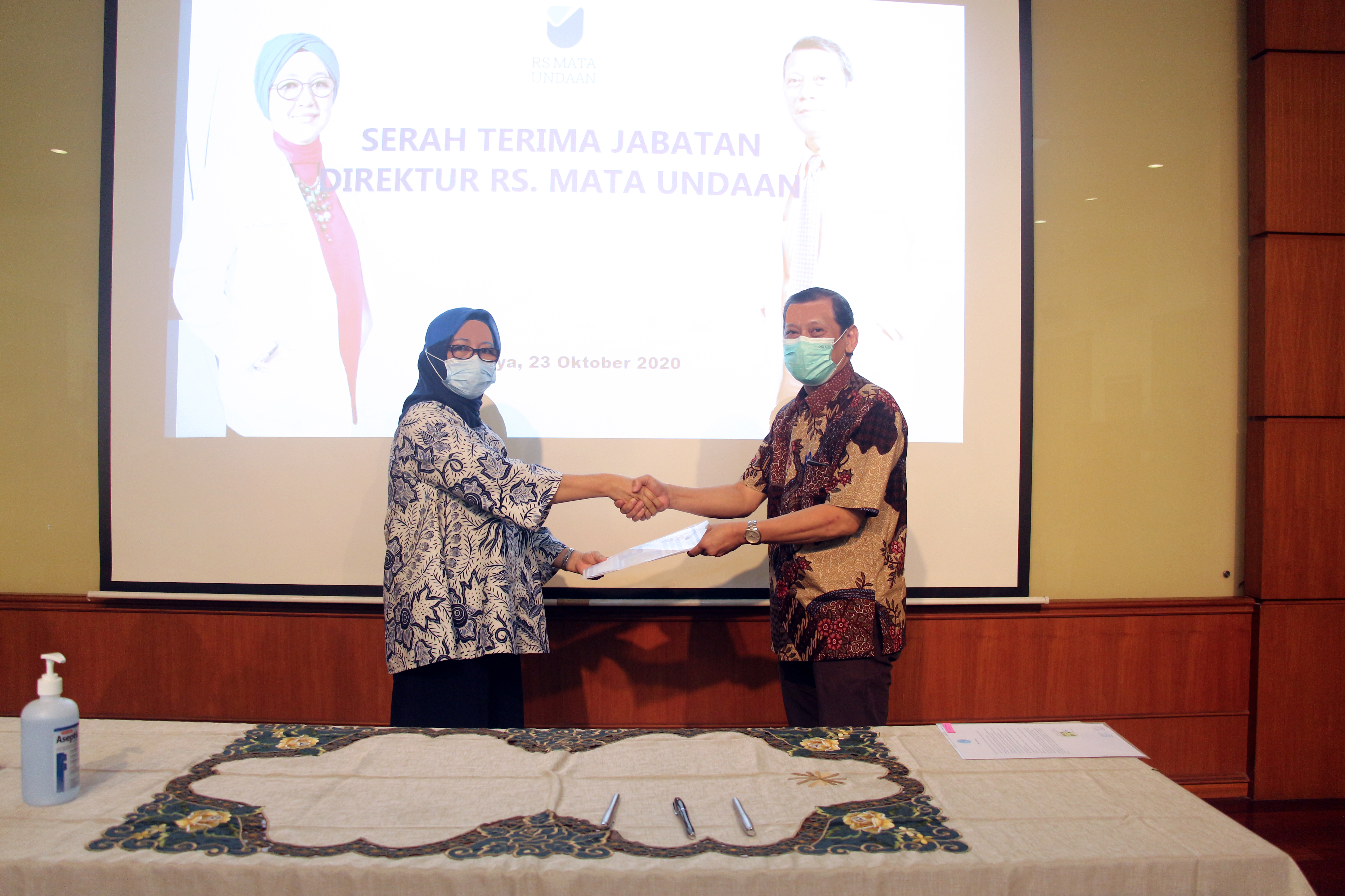serah terima jabatan (sertijab) dari Plt Direktur dr. Ria Sylvia Hustantini, Sp.M kepada dr. Sahata Napitupulu, Sp.M. (foto: istimewa)