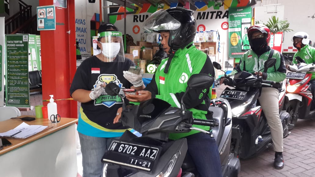 Proses pembagian masker, face shiel dan hand sanitizer bagi mitra driver Gojek di Malang, Jawa Timur. (Foto: Lalu Theo/Ngopibareng.id)