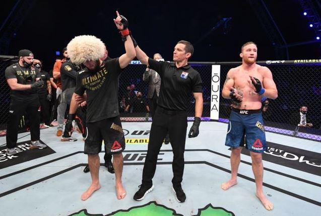 Khabib Nurmagomedov kalahkan Justin Gaethje di Ultimate Fighting Championship (UFC) 254. (Foto: ESPN)