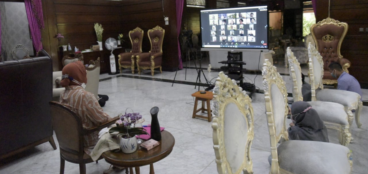 Walikota Surabaya, Tri Rismaharini ketika menyapa warganya secara virtual di Rumah Dinasnya (Foto: Dok. Humas)
