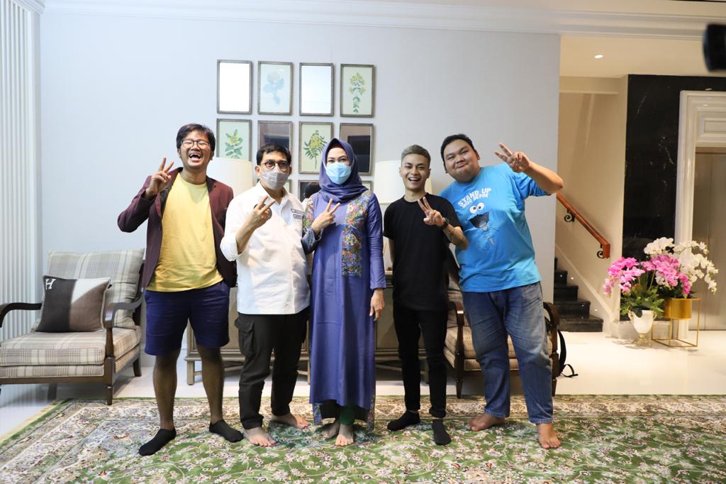 Cawali Surabaya, Machfud Arifin bersama dengan artis stand up comedy di kediamannya. (Foto: MA Center)