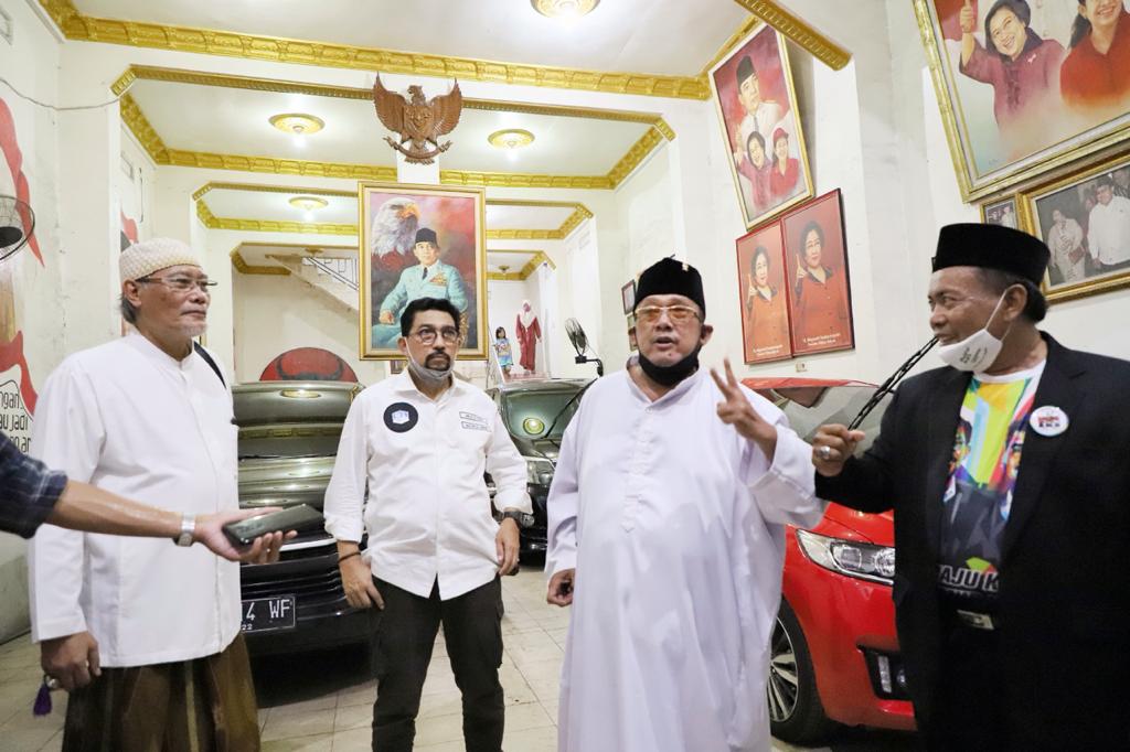 Tokoh PDI Perjuangan, Mat Machtor (dua dari kanan) ketika menerima kunjungan Cawali Surabaya Machud Arifin di kediamannya di Bulak Banteng, Surabaya, Minggu 25 Oktober 2020. (Foto: MA Center)