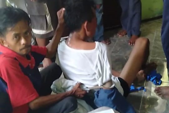 Pelaku pencuri motor, NK, 25 tahun, saat ditangkap dan dipukuli warga di Jalan Sunan Kalijogo, Kota Probolinggo. (Foto: Ikhsan Mahmudi/Ngopibareng.id)