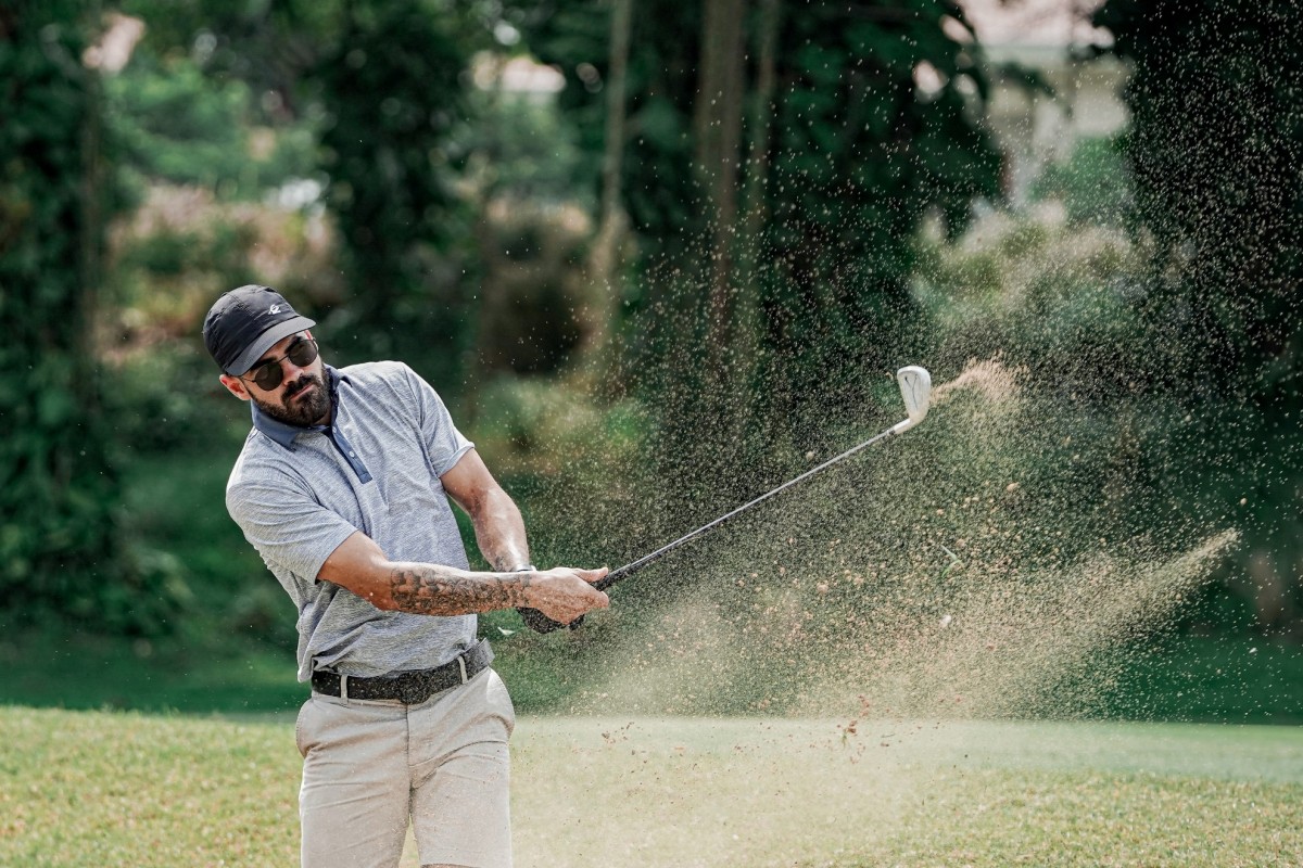 Pemain Persebaya, Aryn William ketika bermain golf. (Foto: Persebaya.id)