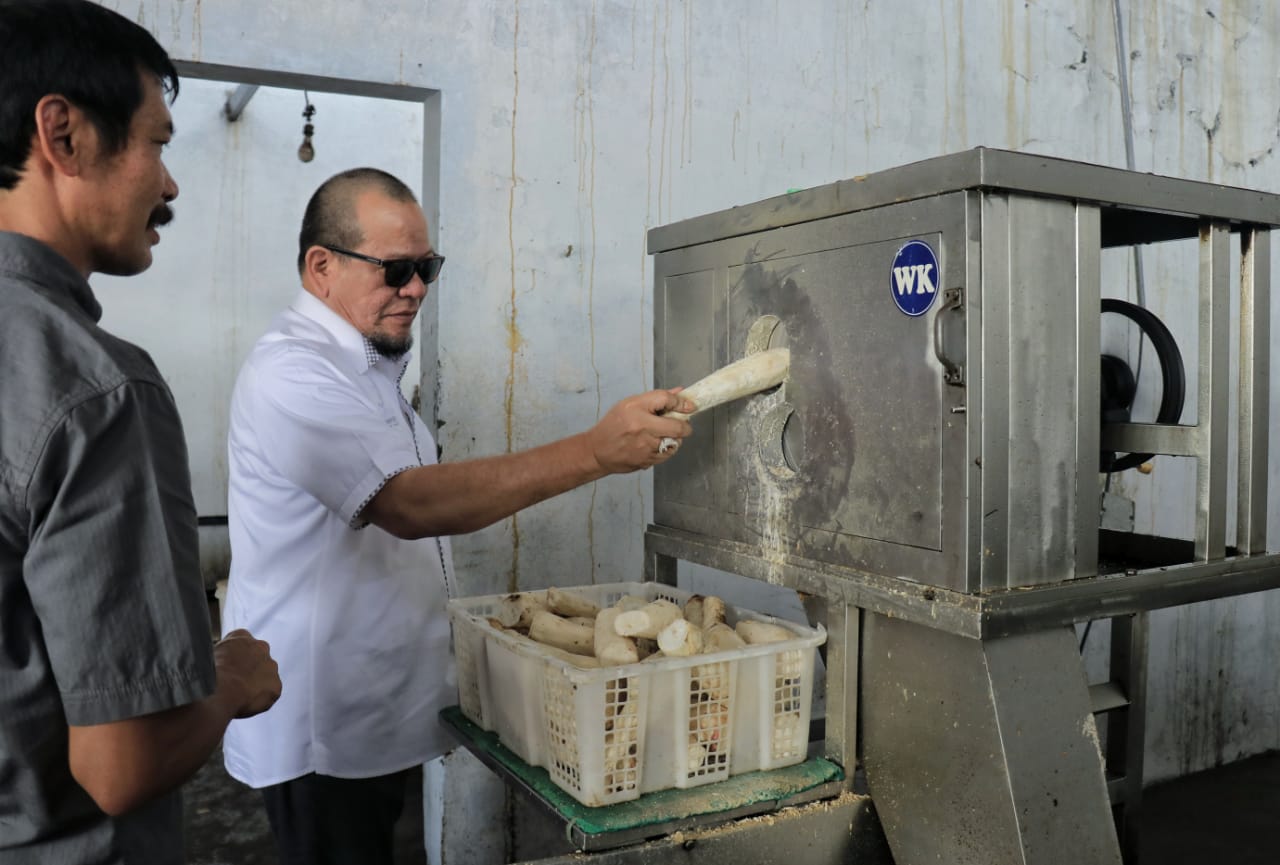 Ketua DPD RI, AA LaNyalla Mahmud Mattalitti ketika mencoba proses produksi kripik singkong, Minggu 25 Oktober 2020. (Foto: Istimewa)