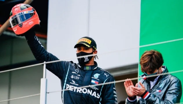 Pembalap Formula 1 (F1) dari tim Mercedes, Lewis Hamilton, berada di puncak klasemen sementara Formula 1 (F1) 2020. (Foto: Twitter @F1)