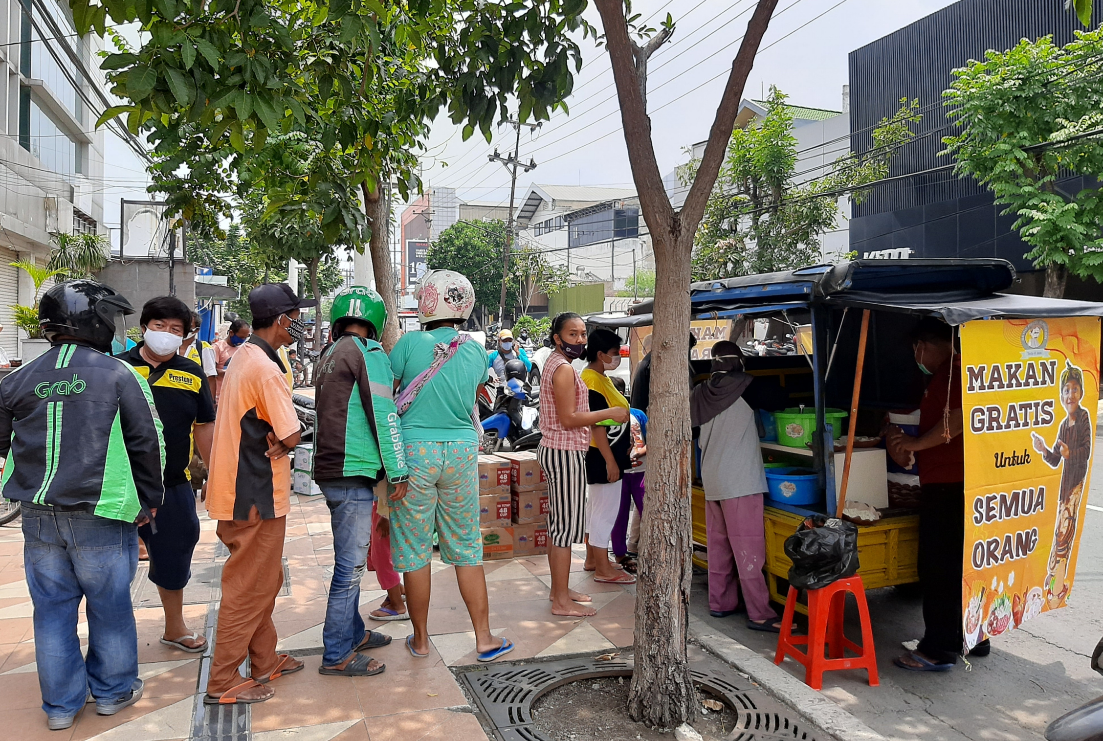 Antrean panjang warga yang ingin makan gratis di Jalan Kedungsari, tepatnya di depan Hotel Metro Surabaya. (Foto: Pita Sari/Ngopibareng.id)