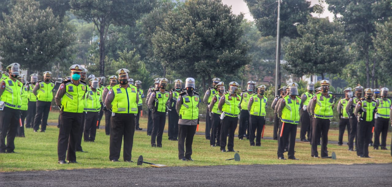 Aparat polisi dari jajaran Ditlantas Polda Jatim mengikuti apel kesiapan di Mapolda Jatim, Surabaya, Senin 26 Oktober 2020. 