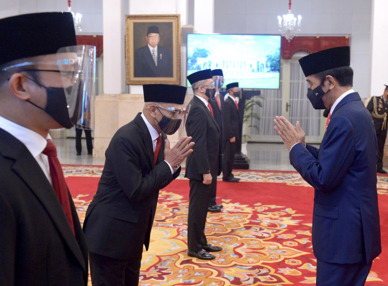 Presiden memberi ucapan selamat kepada Duta Besar RI yang baru. (Foto: Setpres)