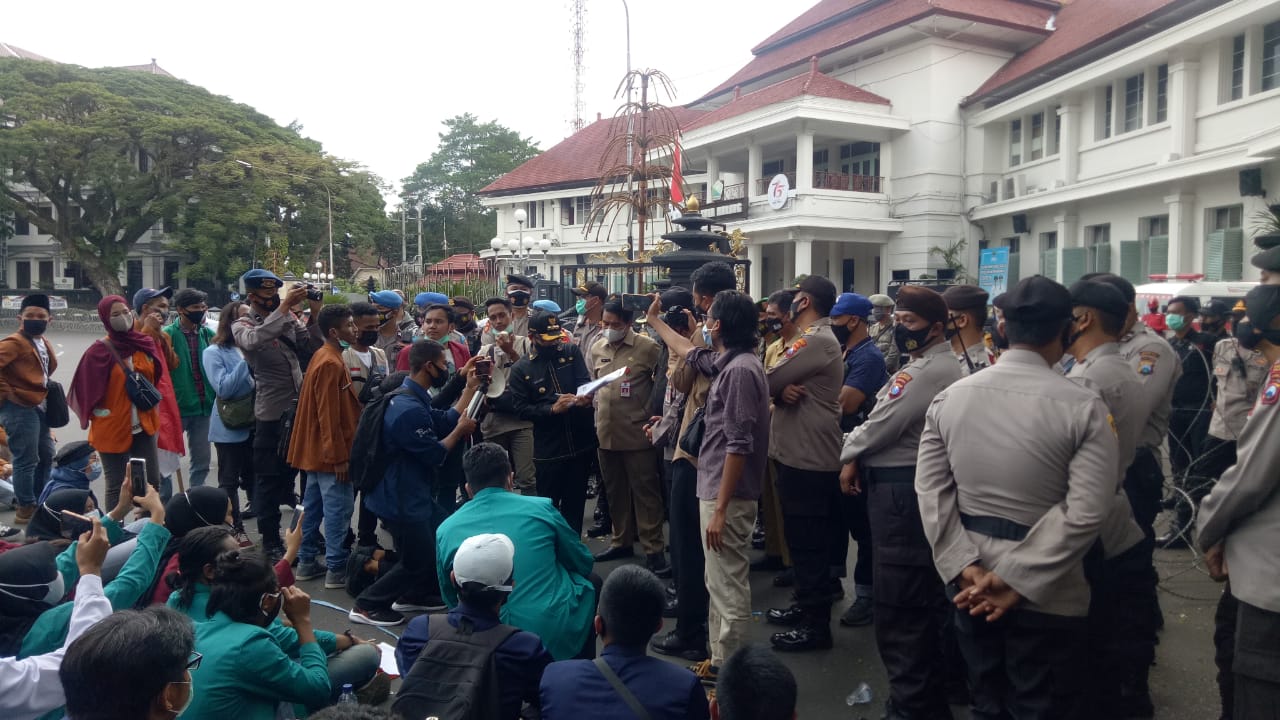 Walikota Malang, Sutiaji saat menemui massa aksi di dari BEM Malang Raya (Foto: Lalu Theo/ngopibareng.id)