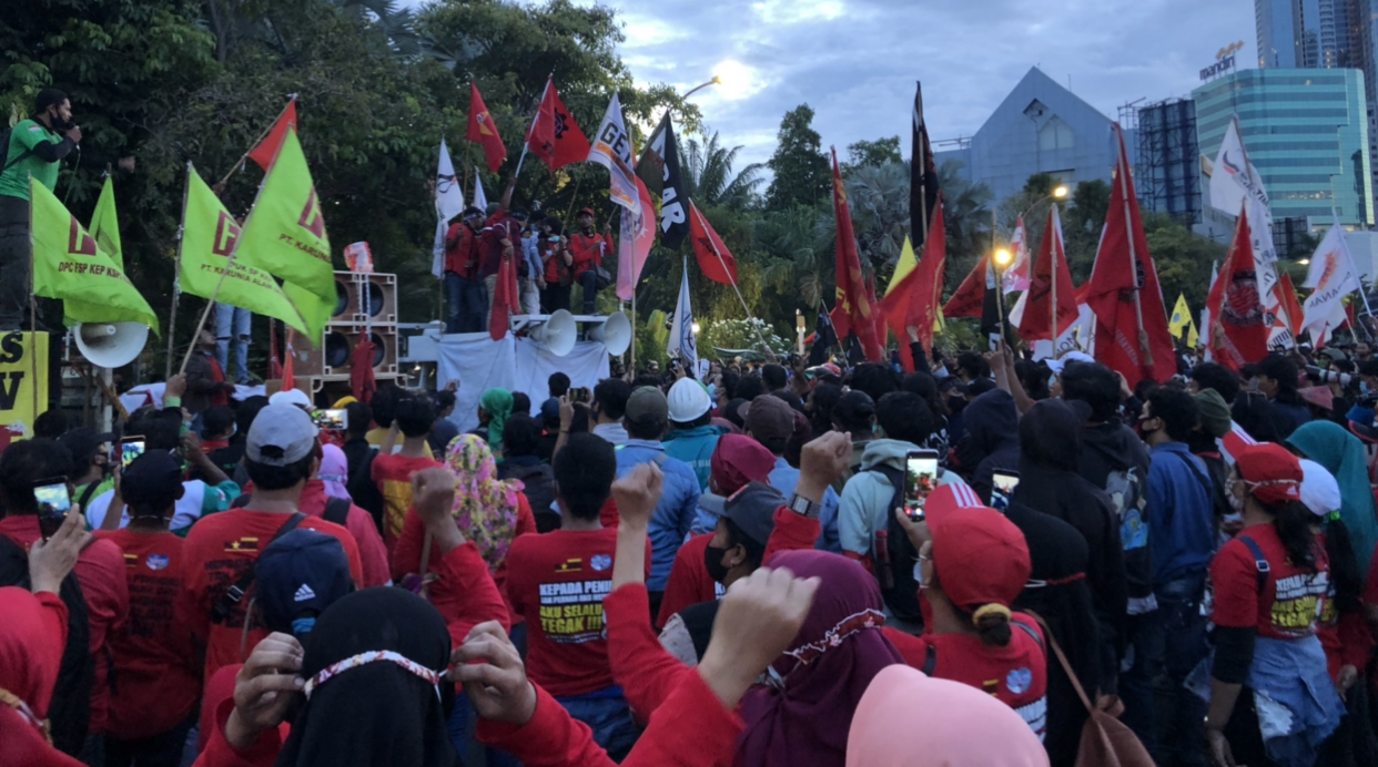 Ribuan buruh ketika penuhi Gedung Negara Grahadi, pada Selasa, 20 Oktober 2020, lalu, untuk melakukan penolakkan UU Omnibus Law (Foto: Andhi Dwi/Ngopibareng.id)