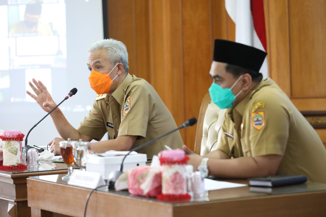 Gubernur  Jawa Tengah Ganjar Pranowo memimpi rapat persiapan menhadapi libur panjang. (Foto: Humas Jateng)